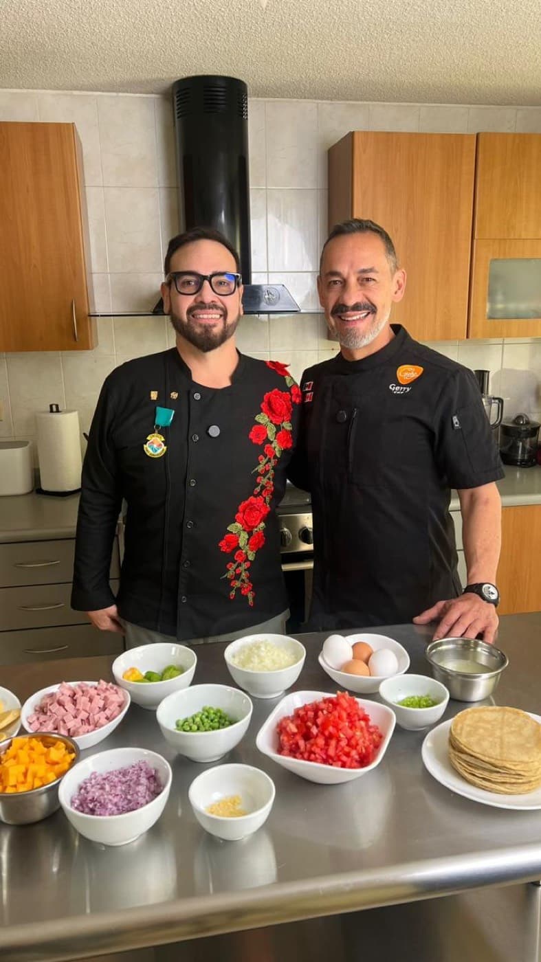 Chef David Cetina Medina en la cocina con ingredientes frescos