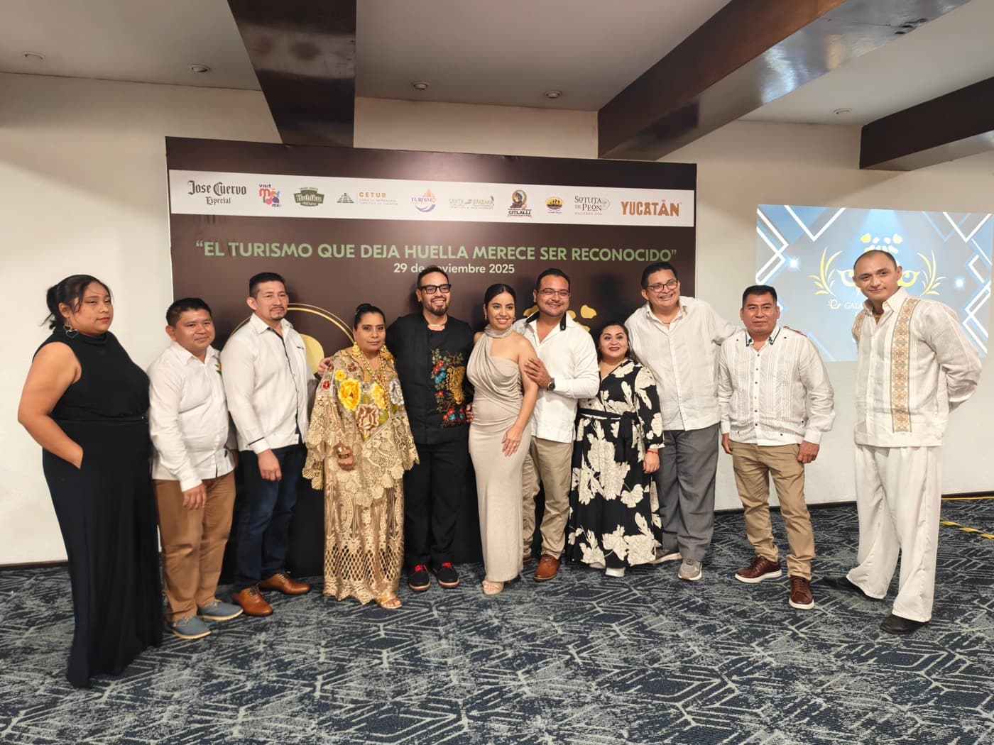 Chef David Cetina recibiendo el Galardón Jaguar de Oro del Turismo 2025